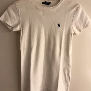  - Snygg t-shirt från Ralph Lauren, använd men bra skick. 