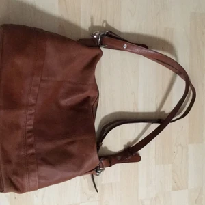  - Tiger of Sweden väska, inköpt i höstas. 
Sparsamt använd, ca. 3 gånger. Ryms mycket och är justerbar med två olika handtag. 
Nypris 4000:-