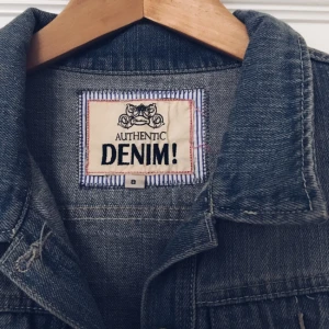  - En blå jeansjacka i kortare modell (räcker ner till midjan på mig som är 170) med trekvart armar.
Storlek: 8
Köparen står för frakt
Möts upp i Stockholm