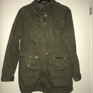  - Grön vår jacka med resår i midjan. Fint skick.   Kan skickas mot betalning. 