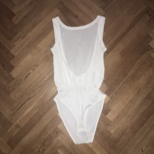  - Tommy Hilfiger body i 100% silke. Passar S/M. 