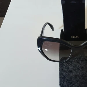  - solglasögon i bra skick