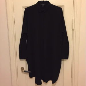  - Oversize skjorta från Monki. Köpt i höstas men aldrig använd pga har redan 10000 svarta skjortor!! Den faller så snyggt på. Plus är de snygga ärmarna!