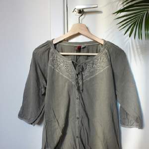 🌼 En grågrön detaljerad tröja med knappar framme i bra skick 🌼