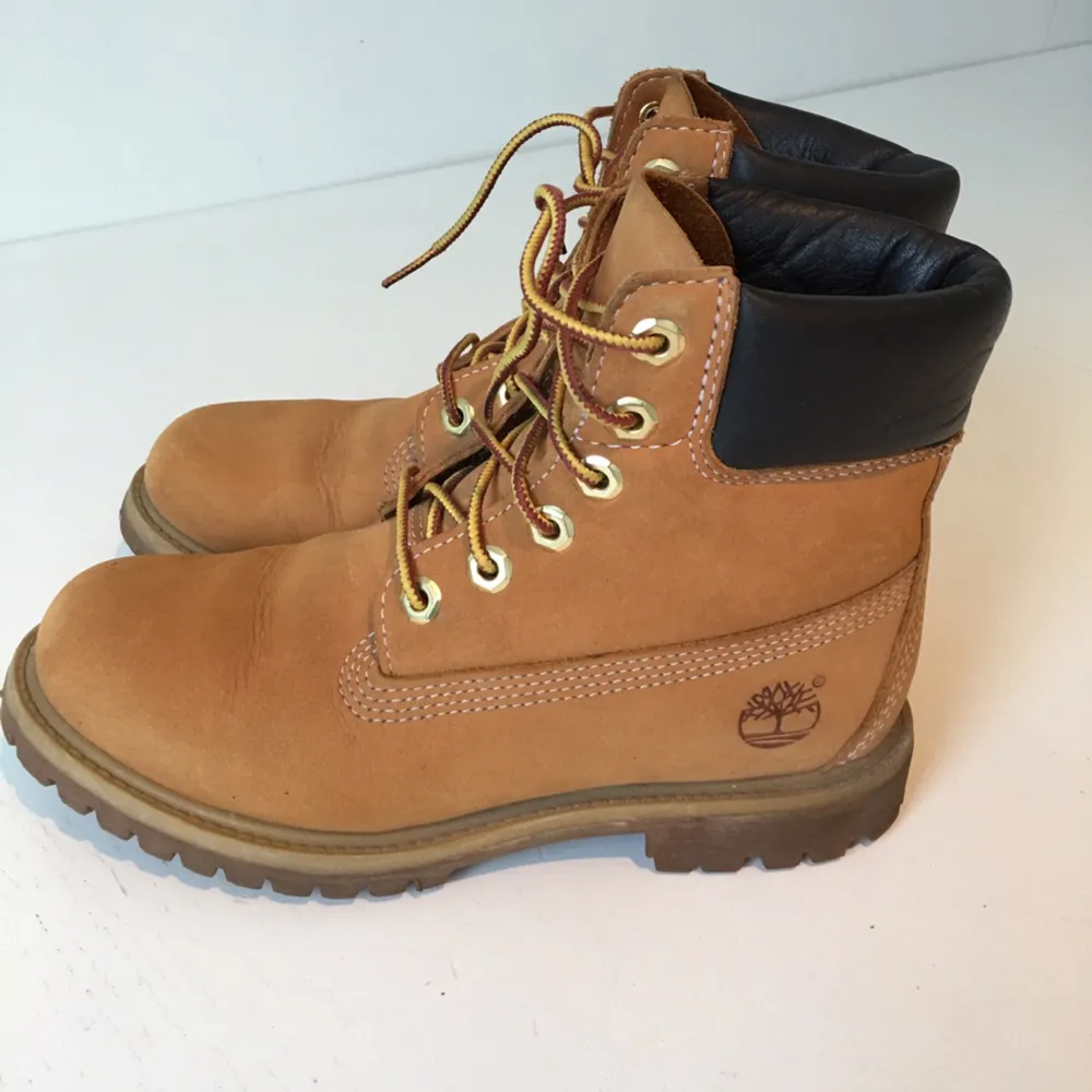 Timberland 6 in preem köpta förra våren. Sparsam använda i bra skick. Ny pris 1199kr.
Swish. Köparen står för frakten eller avhämtning i Stockholm City.. Skor.