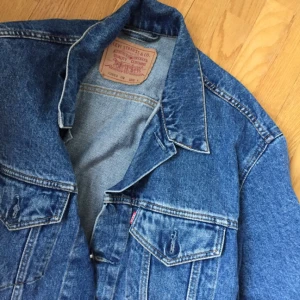  - Superfin vintage Levi's jeansjacka! Storlek L. 
På mig som är 160 är den oversized. 

Frakt 65kr ✨ jag har svisch ✨✨
