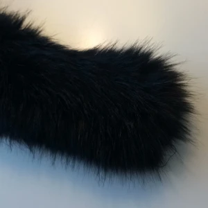  - Svart fluffig fusk pälskrage från zara, går att sätta på med knappar eller sy fast