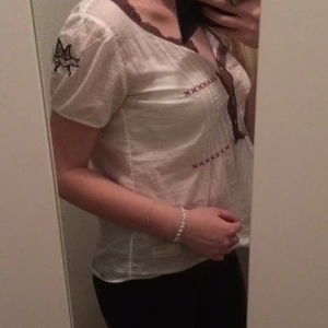  - Grymt skick förutom bild nummer 3 där mina bröst dragit ut tråden på knappen, mycket lätt av sy igen! Storlek 3. Det motsvarar L men jag bär M för det mesta :) frakt 13kr! Priset går att förhandla. 