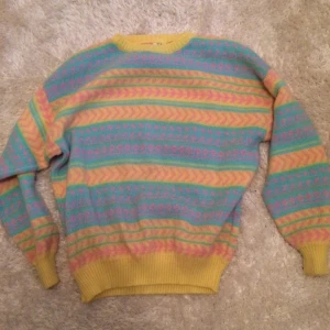  - Härlig, mjuk stickad tröja från Beyond Retro!