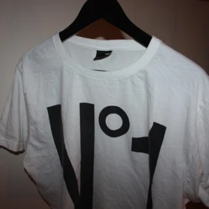  - Snygg crop top från New Yorker. Storlek XL. Använd, men i fint skick! Avklippt herrtröja från början.
Frakt kostar 25kr


Kan mötas i Vallentuna, Täby C eller Vällingby C :)