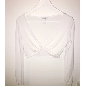 - Vit långärmad topp från Nelly, aldrig använd