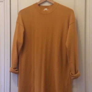  - Stickad klänning. Asskön över ett par jeans!
Senapsgul.
Använd 2ggr.

Betala frakt eller hämta upp i centrala Göteborg.

Frakt:
Spårbart upp till 1 kg, 53 kr.
Vadderat kuvert stl M, 45kr.

Swish till 0722-201786