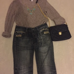  - Jeans Size:28
Tröjan Size :36 eller s
Ej tillbehör