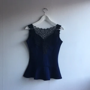  - Jättefin festtopp från Nelly med brodyr framtill och u-ringad rygg.
Använd en gång