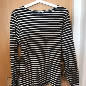  - Filippa k tröja, randig i strlk XS, knappt använd, kan mötas upp centralt i Sthlm...