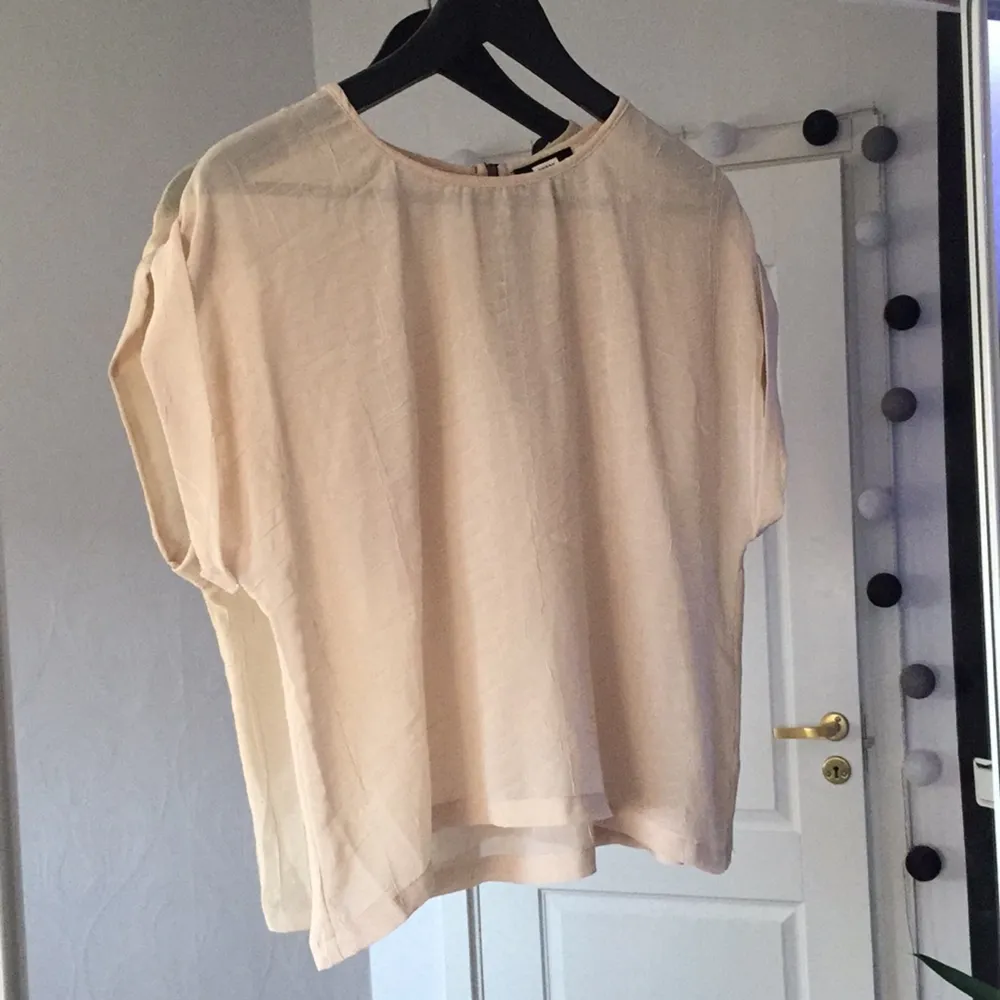 Jättefin t-shirt/blus från BikBok, i en lätt genomskinlig nude färg, med blixtlås i ryggen. Jättebra nu till sommarn!. T-shirts.