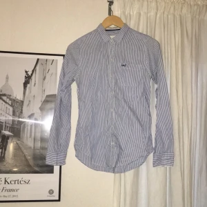  - Vit blå skjorta ifrån Abercrombie & Fitch. 