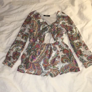  - Playsuit från BikBok. 