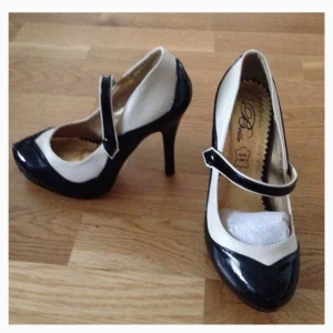  - Oanvända pumps! Svart/beiga storlek 36.  Portot betalar du :)
