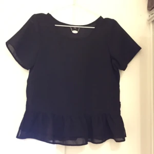  - Svart blus med volanger, köpt i en butik i USA. Det är slitsar på båda sidorna som jag har försökt visa i tredje bilden 😉 Pris kan diskuteras!