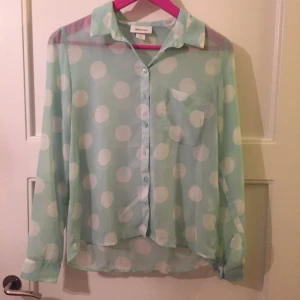  - Prickig transparent blus från Monki. I väldigt fint skick!