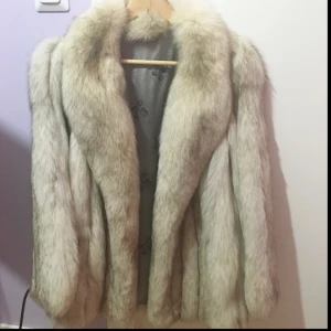  - Äkta päls (blåräv) från Saga fox behöver nu en ny ägare pga ont om plats i garderoben. Använd max 3ggr och är i mycket gott skick. Nypris 4000. 
Passar mig och sitter puffiga på mig som är en 36a men klär även 38 och 40or. 