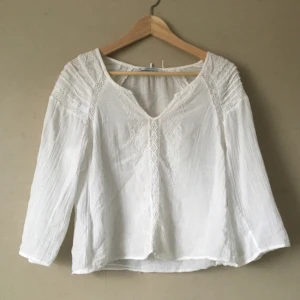  - Vit blus från Mango. Ganska kort modell.
Frakt tillkommer, tar swish!