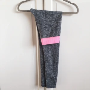  - Springtights från GinaTricot, aldrig använda. Nypris 299 kr.