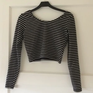  - Randig crop top från american apparel. Märkt strl L men väldigt liten i storleken och  stretchig. Passar S-L!