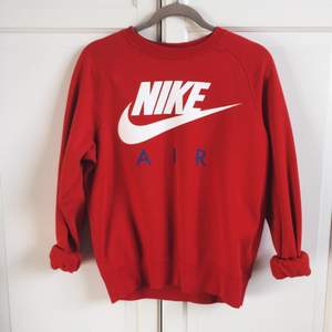 Sweatshirt/collegetröja från Nike Air, använd 3-4 ggr. Nypris 600 kr.