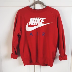  - Sweatshirt/collegetröja från Nike Air, använd 3-4 ggr. Nypris 600 kr.