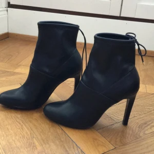  - Snygga klackar i skinn imitation från zara! Endast använda en gång och inköpta vid nyår, men finns trots det några små märken på, dock inget man lägger märke till. Frakt tillkommer 😊