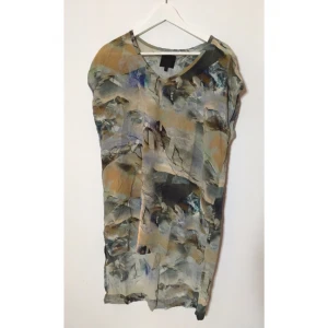  - blus från gestuz. använd fåtal gånger så är i bra skick. längre bak än framtill. 