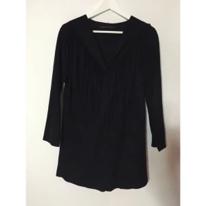  - Klänning i mocka från zara. i superskick! med fransar fram och bak. 