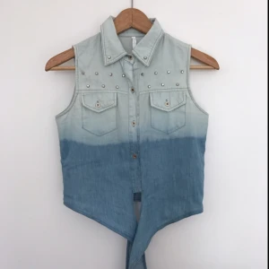  - Den är 44 cm bred mellan armhålorna och 45 cm lång, står ej storlek men som en small/XS, 100% bomull, knappt använd 