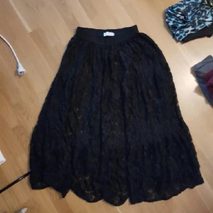  - Svart vadlång spetskjol i strl 42. Finns ej någon underkjol. Möts gärna i Gbg, annars tillkommer fraktkostnad för köparen. 