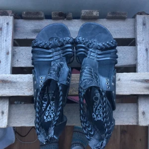  - Snygga svarta gladiatorsandaler från Bianco
Använda en gång!