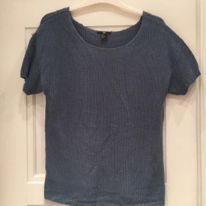 - Kortärmad stickad tröja från H&M, storlek M. Fint skick! Skickas, köparen står för frakten 💌