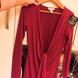  - Plommon färgad klänning från Nelly - märke "oneness" i storleken large. Aldrig använd. 