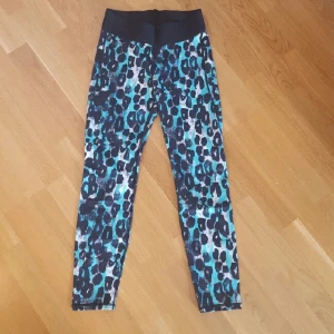  - Träningsbyxor med kortare benlängd, ankellängd. Möts gärna i Göteborg annars skickas den där köparen står för fraktkostnad.