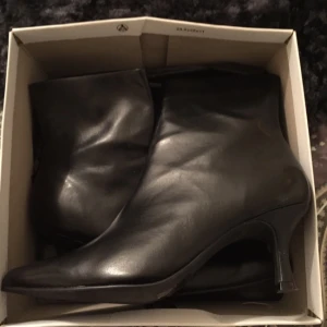  - Oanvända skor i storlek 37 pris i butik är 649kr säljes nu till högst bidande 