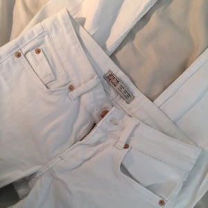  - Zara bootcutjeans. Använda 1 gång men tyvärr för små för mig nu. Väldigt snygga och slutsålda förra året