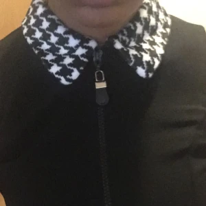  - Finfin topp med typ "hårig" krage i hundtandsmönster Storlek XS 