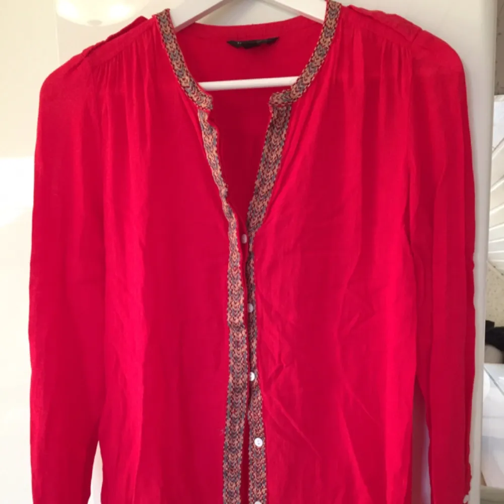 Röd skjorta från Mango! Kan skicka eller mötas upp och frakt betalas av köparen :). Skjortor.