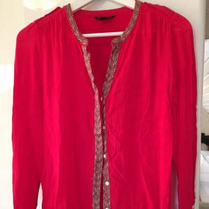 Röd skjorta från Mango! Kan skicka eller mötas upp och frakt betalas av köparen :)
