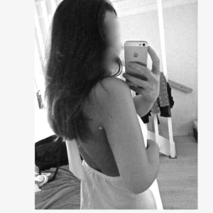  - Säljer en snygg jumpsuit från märket Make Way. Jumpsuiten är halterneck och knyts i nacken. Den har en resår i midjan för bättre passform, och raka ben. Den är så gott som ny, har endast provat den och taggarna sitter kvar. Storlek XS, nypris 400 kr.