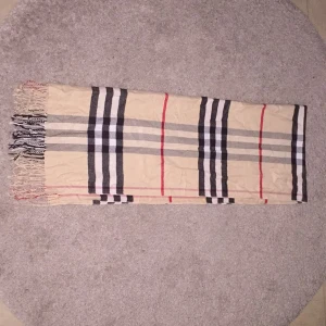  - Jättemjuk och skön halsduk i fint burberry mönster. Köparen står för frakten. 