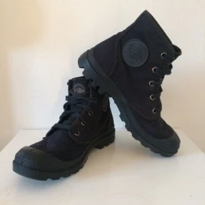  - Säljer mina svarta Palladium Pampa Hi strl. 37 (exl. frakt). Använda fåtal gånger, säljer pga inte min stil :) Pris kan diskuteras, har swish, banköverföring funkar också (även kontanter om vi möts upp). Skickas på posten, eller möter upp vart som i Karlstad :)  