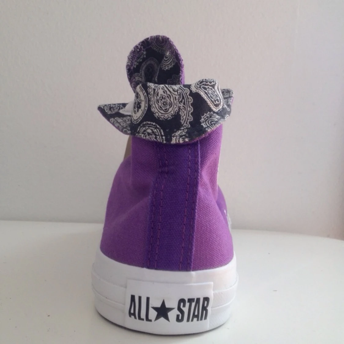 Lila höga Converse från USA. Ballt mönster på insidan! Aldrig använda!  - 1382182029