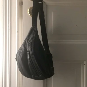  - Magväska
Sliten men håller länge till

Hämtas i centrala Göteborg eller skickas mot att köparen står för frakt.